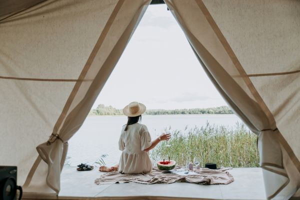 Zo creëer je de beste glamping-outfit